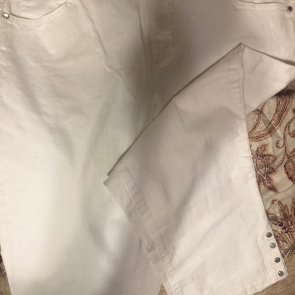 2 pair Of Women's Size 12  Capris (New With Tags) - Picture 8 of 9